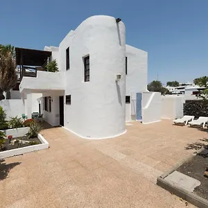 awesome-solarium-villa-in-puerto-del-carmen-beach.in-canary-islands.com/